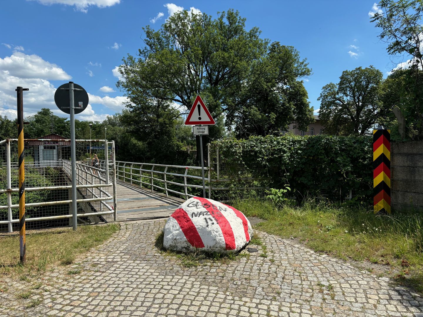 Kładka, która nielegalni migranci próbują dostać się do Niemiec