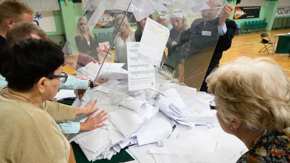 Poznań, 15.10.2023. Otwarcie urny wyborczej w Obwodowej Komisji Wyborczej nr 2 w Poznaniu, 15 bm. Zakończyły się wybory parlamentarne. PiS wygrało niedzielne wybory do Sejmu z wynikiem 36,8 proc. (aldg) PAP/Jakub Kaczmarczyk