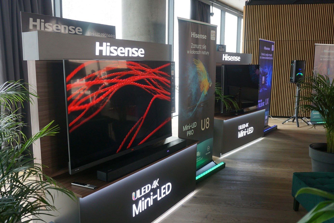 Hisense U8KQ, nawet postawiony zaraz obok Hisense 65UKQX, broni się całkiem dobrze jakością obrazu.
