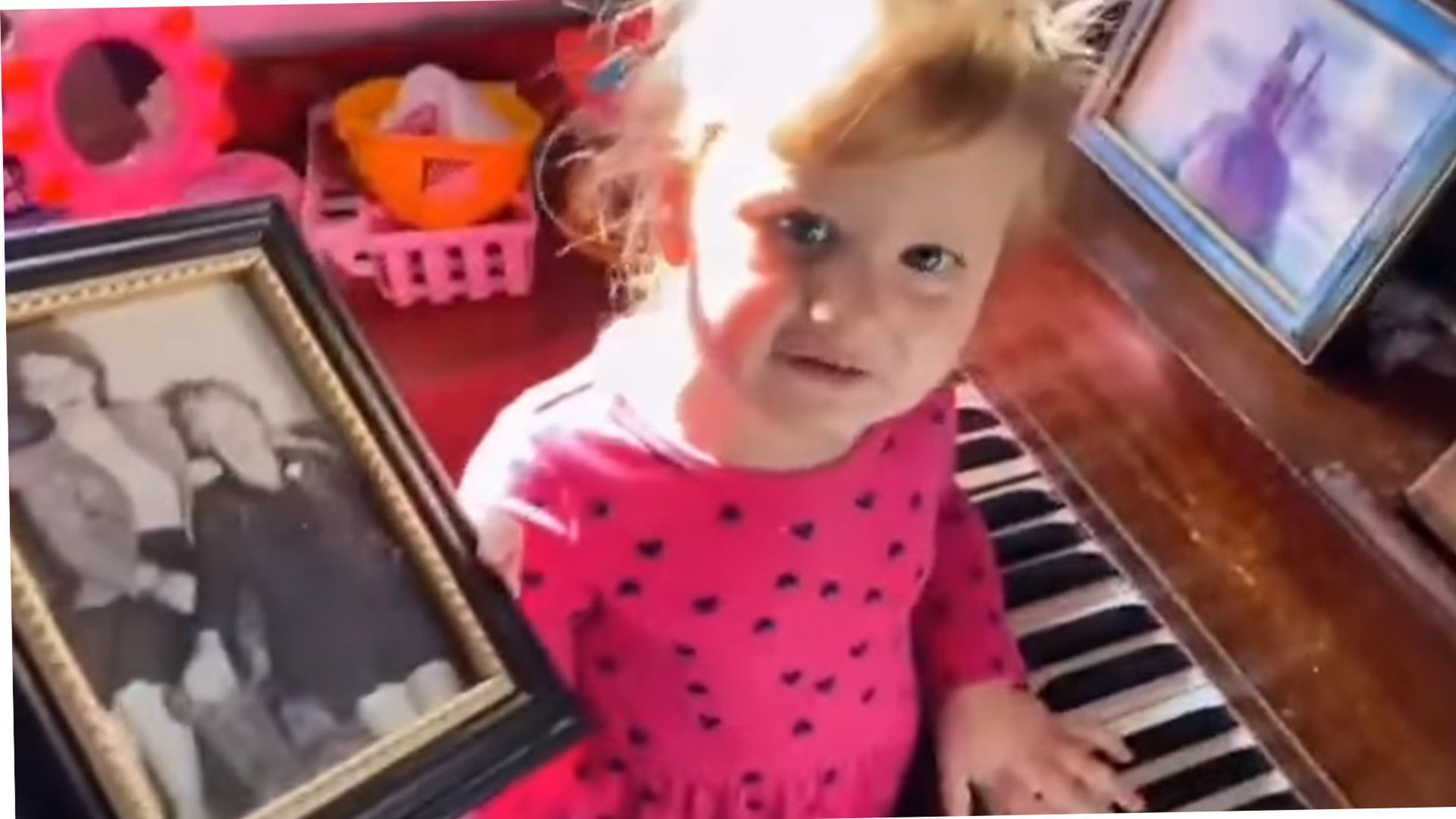 2-latka znalazła rodzinne zdjęcie 