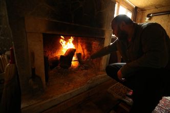 Zakaz palenia w kominkach nielegalny? Sprawdziliśmy