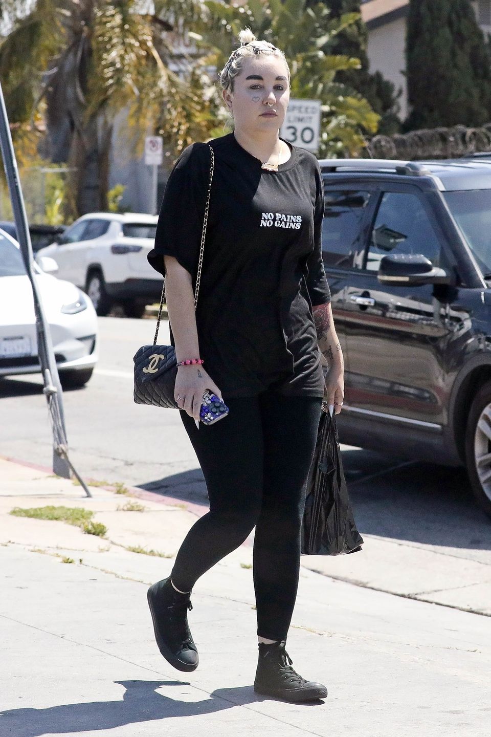 Amanda Bynes na spacerze