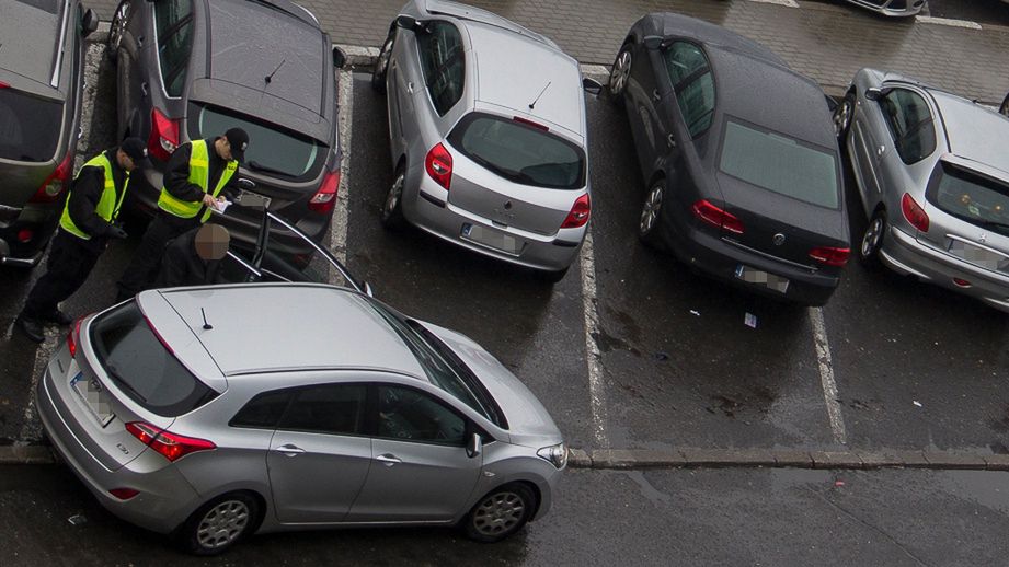 Policja interweniująca na parkingu