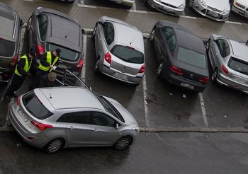 Kielce: Kierowca przebił płot, wpadł na parking i staranował pięć aut
