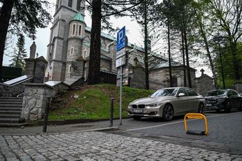 Parafia blokuje drogę w centrum Zakopanego. Spór o parking i własność dzieli radnych