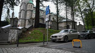 Parafia blokuje drogę w centrum Zakopanego. Spór o parking i własność dzieli radnych