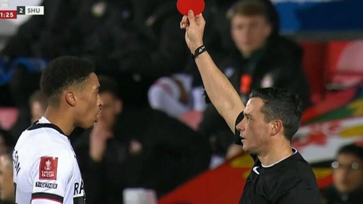 Moment pokazania czerwonej kartki w meczu Wrexham z Sheffield