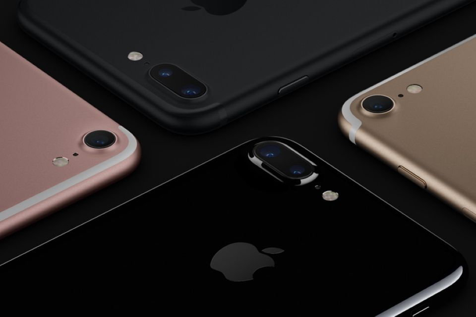 iPhone 7 i 7 Plus: modele, które programowe ograniczenie wydajności otrzymały stosunkowo niedawno, wraz z aktualizacją iOS-a