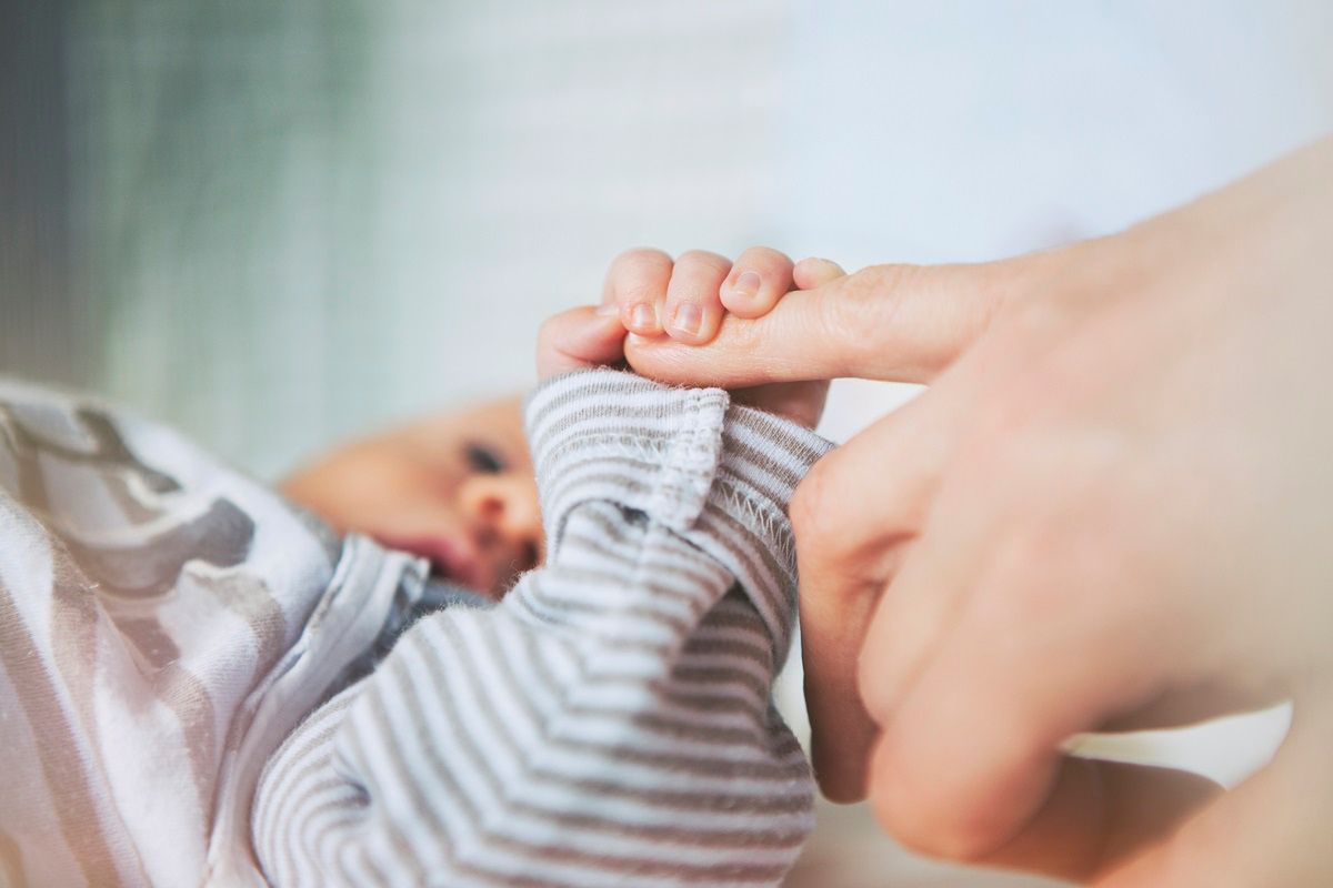 Życzenia dla noworodka należy złożyć w odpowiednim czasie i formie. Fot. Getty Images