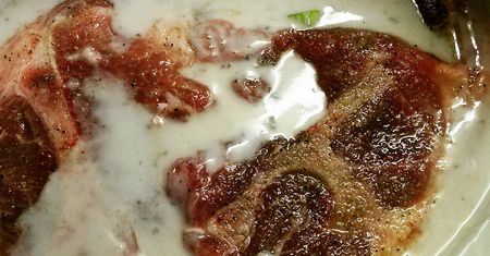 Łopatka wieprzowa z kością (mięso i tłuszcz) smażona na patelni