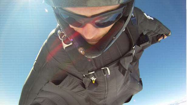 Groźny wypadek latającego człowieka. Jeb Corliss uderzył w skalną półkę [wideo] 1