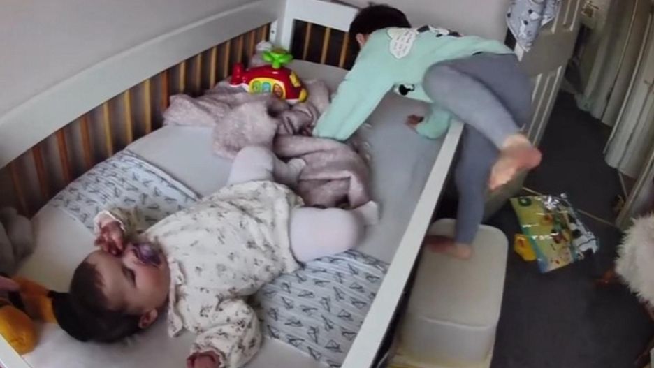 Zakradł się do pokoju siostry