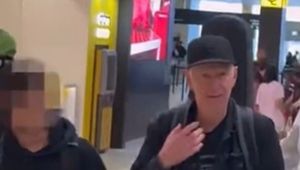 Legenda wpadła w furię na lotnisku. "Trzymaj się ode mnie z daleka"