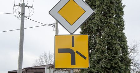 Kiedy używać kierunkowskazów na skrzyżowaniu z pierwszeństwem łamanym?