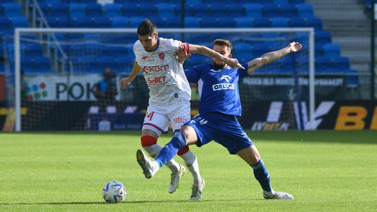 Zawodnik Wisły Płock Łukasz Sekulski (P) i Zoran Arsenic (L) z Rakowa Częstochowa 