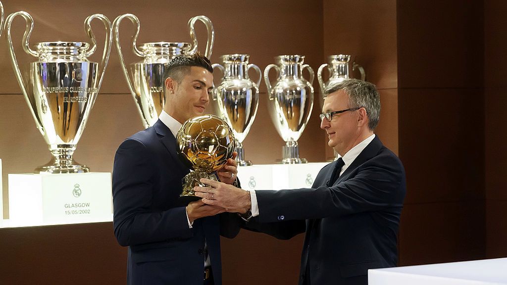 Getty Images / Angel Martinez/Real Madrid / Na zdjęciu: Pascal Ferre (po prawej) wręczający Złotą Piłkę Cristiano Ronaldo