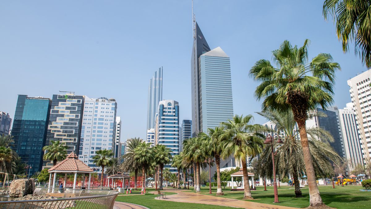 Odpowiedź Iranu na atak uziemiła turystów. Władze Abu Zabi zapłacą za przedłużony pobyt