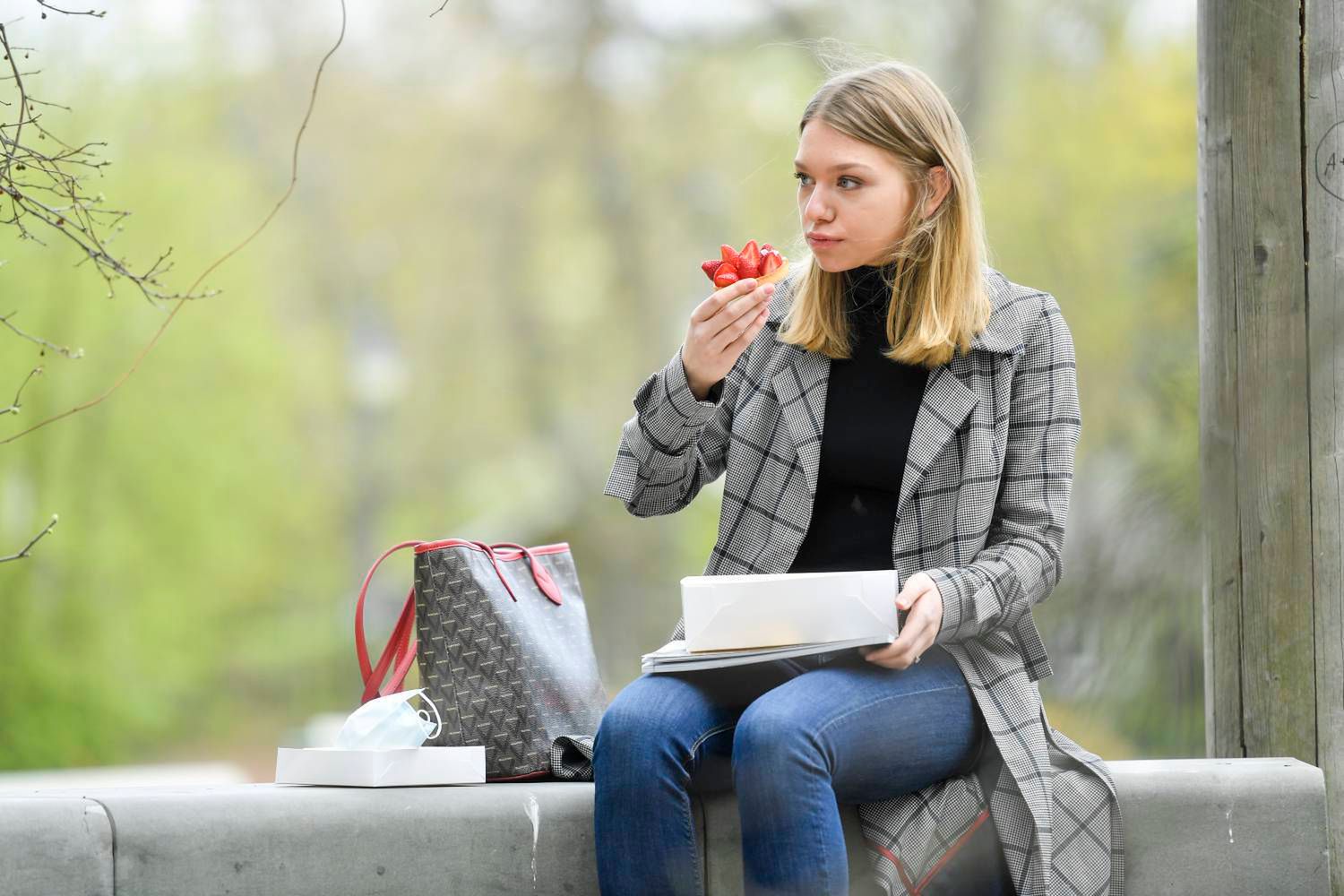 Nicole Bogdanowicz w parku je ciastko z truskawkami