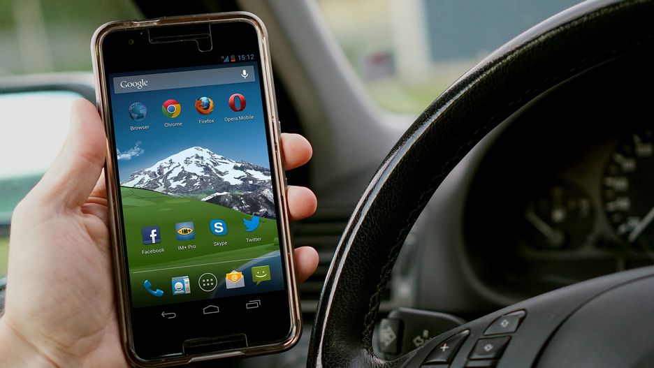 smartfon telefon kierownica samochód korzystanie z telefonu w trakcie jazdy