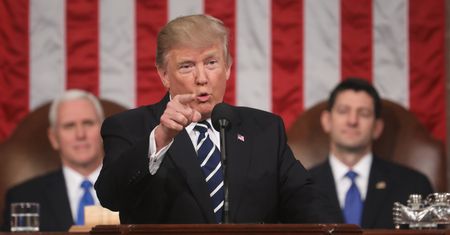 Apple obiecał Trumpowi trzy fabryki. "Duże, duże, duże"