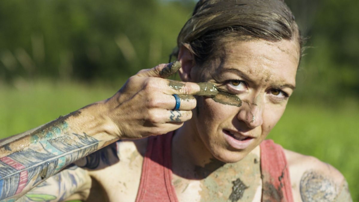 Osoby odporne psychicznie wiedzą, że nawet z najtrudniejszego doświadczenia płynie jakaś lekcja. Na zdjęciu: uczestniczka ekstremalnego biegu z przeszkodami. Fotografia ma charakter ilustracyjny