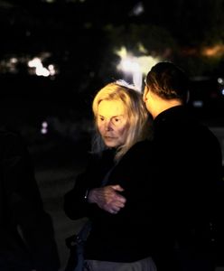 Rozdzierające serce zdjęcia. Rodzice Matthew Perry'ego sfotografowani pod domem syna