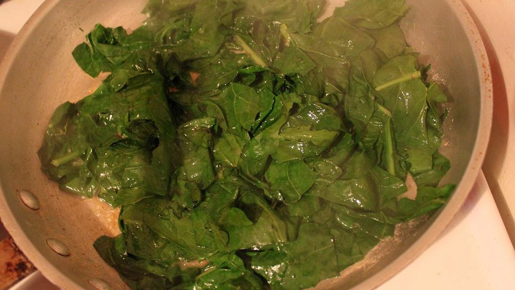 Gotowane liście mniszka lekarskiego z dodatkiem soli, odsączone