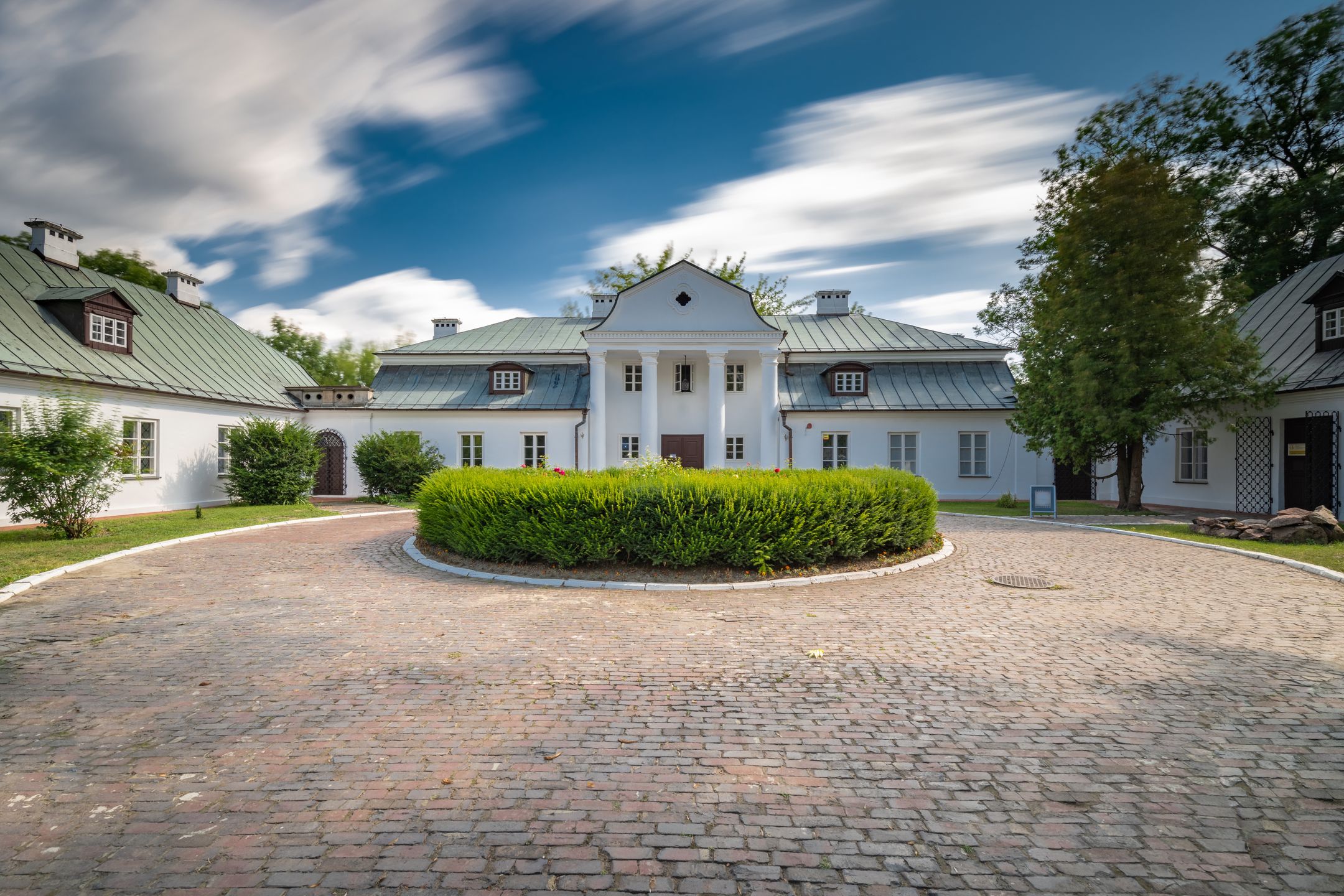 Dwór zwany Du Château jest ozdobą miasta