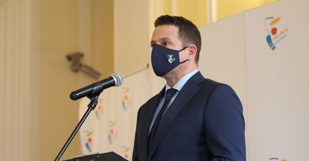 Rząd zamyka cmentarze. Trzaskowski: to kpina. Na przygotowania wydaliśmy milion zł