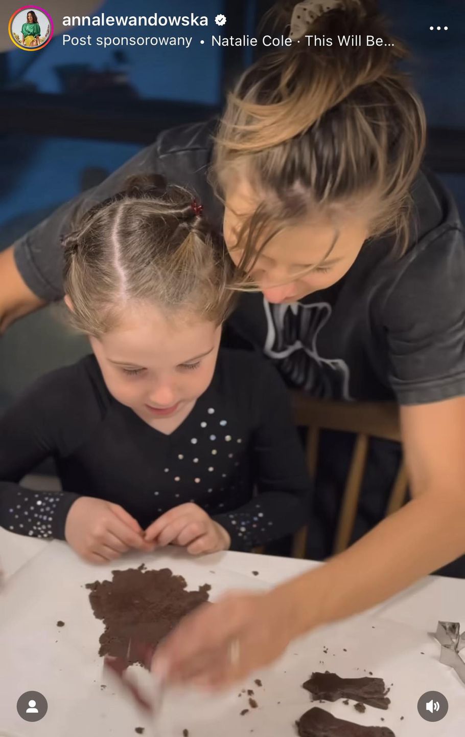 Lewandowscy pieką ciasteczka z Klarą i Laurą