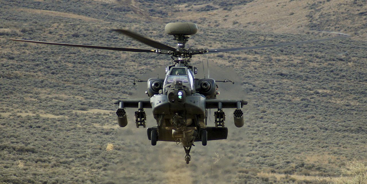 Zmodernizowany AH-64E Apache w powietrzu. Maszyna odbyła pierwszy lot