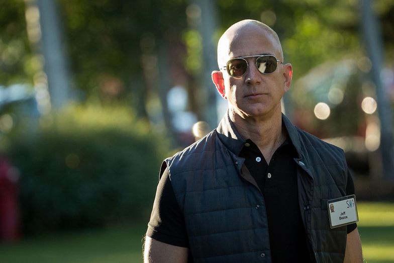 Dzięki rosnącym cenom akcji Amazona Jeff Bezos może pochwalić się największym majątkiem na świecie.
