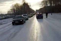Lodowisko na drodze DK32 do Zielonej Góry. Auta stoją w korku. Gdzie są drogowcy?