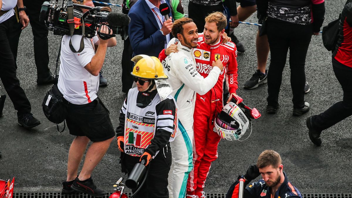 Zdjęcie okładkowe artykułu: Materiały prasowe / Mercedes / Na zdjęciu: Lewis Hamilton i Sebastian Vettel