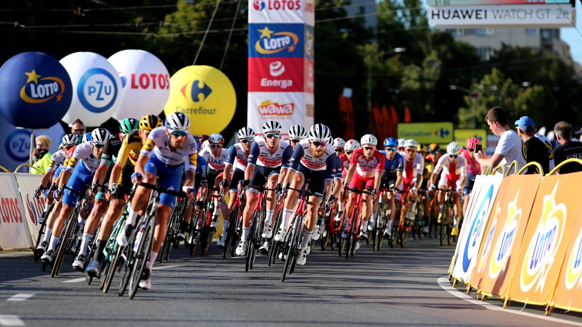 Kolarze na trasie 1 etapu z Chorzowa do Katowic podczas 77 Tour de Pologne