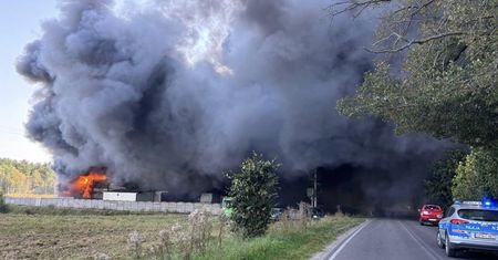 Policja zamknęła drogę. Ogromny pożar na Pomorzu, 21 zastępów w akcji