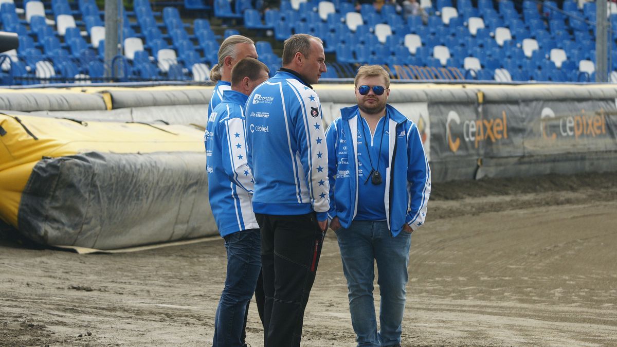 WP SportoweFakty / Marcin Inglot / Na zdjęciu: Narada kierownictwa Stali Rzeszów. Z prawej Marcin Janik