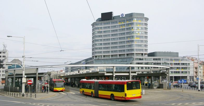 Biurowiec przy Placu Grunwaldzkim we Wrocławiu, w którym mieści się obecna siedziba AmRestu