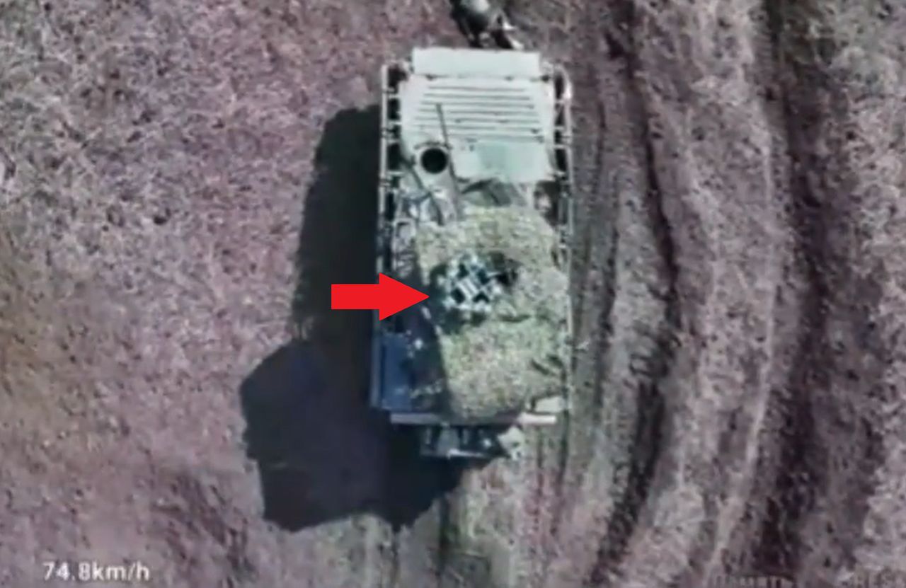 Rosyjski BMP-2 wraz z daszkiem ze złomu i zagłuszarką antydronową. 