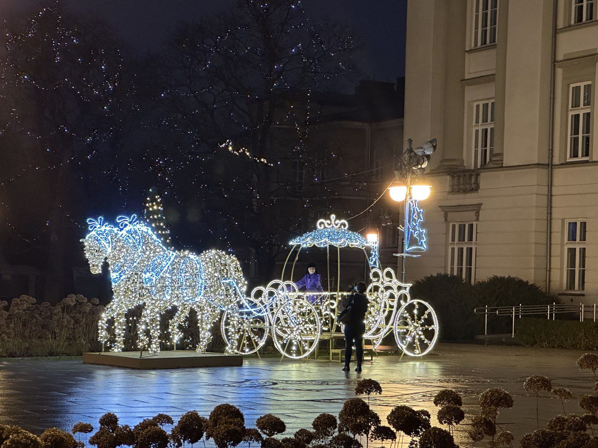 Centrum Radomia zachwyca świątecznymi iluminacjami i dekoracjami. Więcej na kolejnych slajdach 