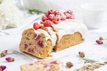 Do popołudniowej kawy podaj jogurtowiec z malinami siostry Anastazji. Od pierwszego gryza będziesz w siódmym niebie!