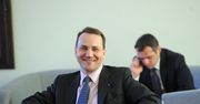 Polacy bogacą się najszybciej na świecie. Radosław Sikorski kpi z paska "Wiadomości"