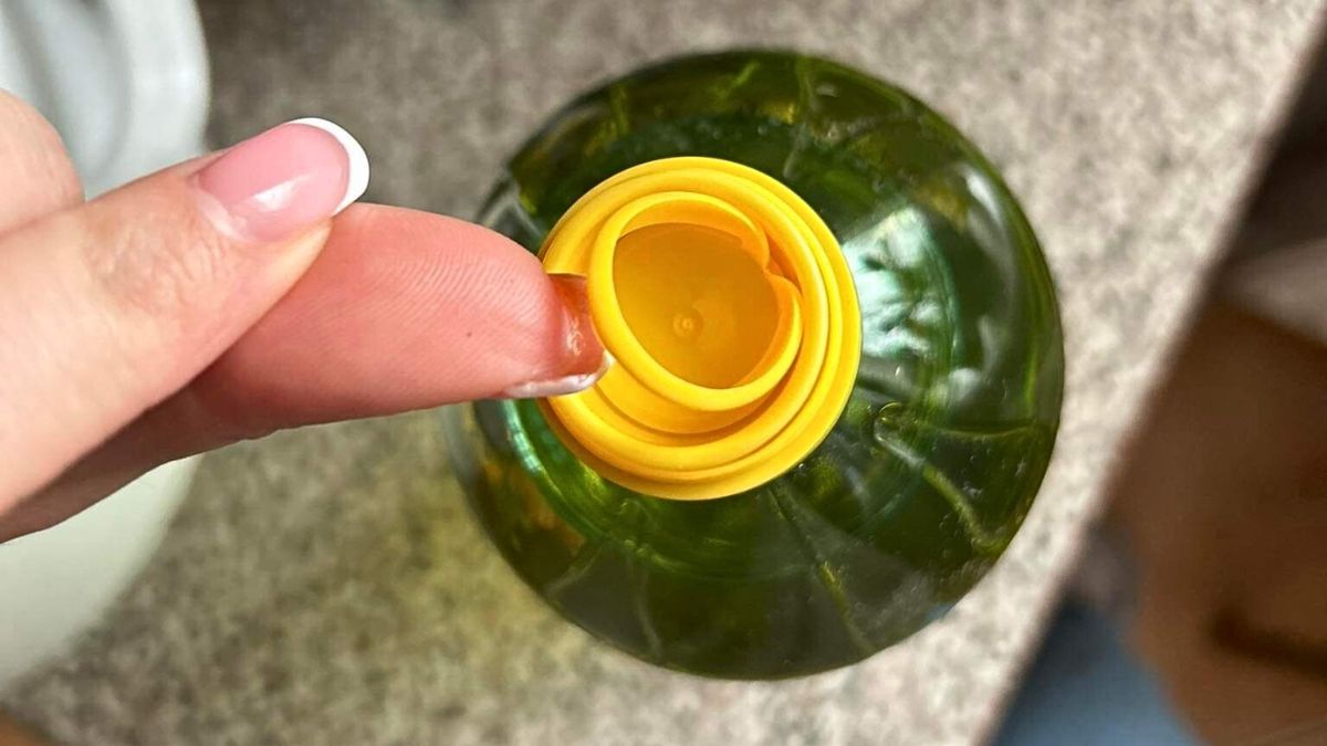 Plastikowa zatyczka od oleju ma ukrytą funkcję.