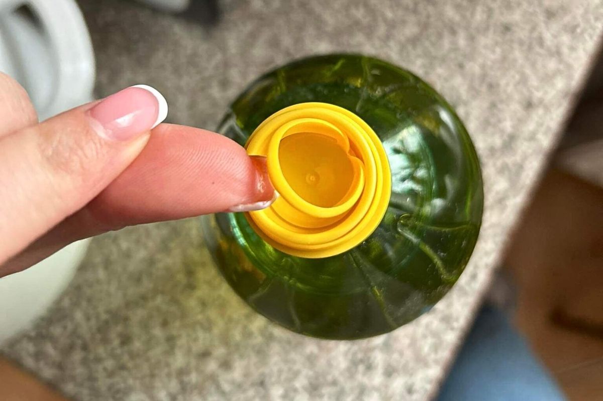 Plastikowa zatyczka od oleju ma ukrytą funkcję.