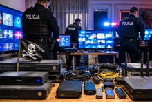 Policjanci walczący z piractwem  telewizyjnym (wizualizacja AI)