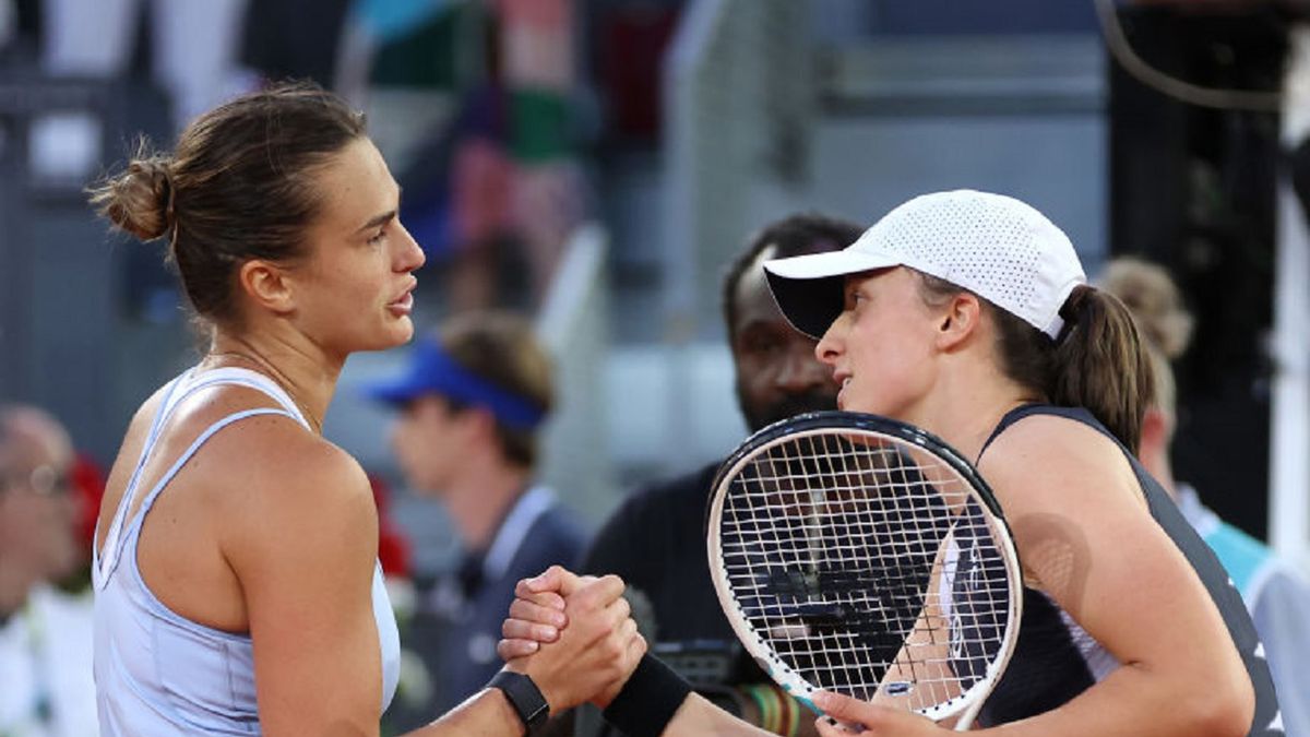 Getty Images / Clive Brunskill / Na zdjęciu: Aryna Sabalenka i Iga Świątek