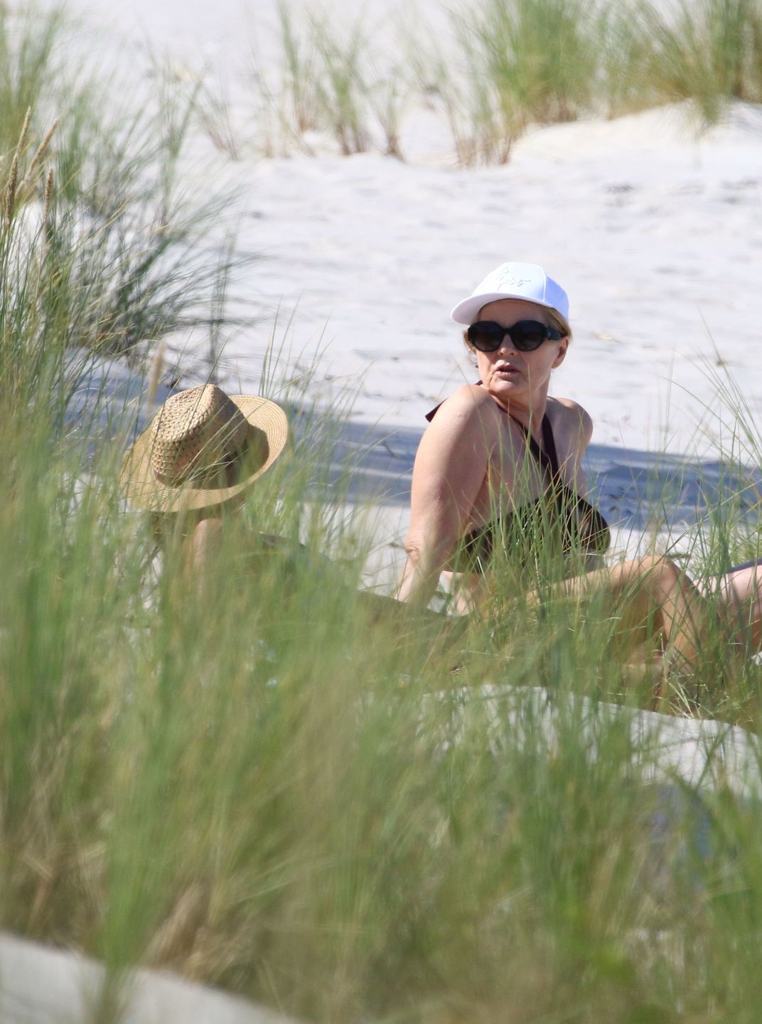 Grażyna Szapołowska wygrzewa się na jurackiej plaży