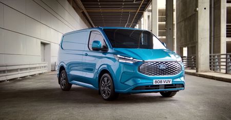 Ford E-Transit Custom wygląda świetnie i ma spory zasięg. Wiemy, kiedy trafi na rynek