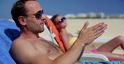 Coca-cola przyspiesza opalanie? Niebezpieczny trend trafił na plaże! (WIDEO)