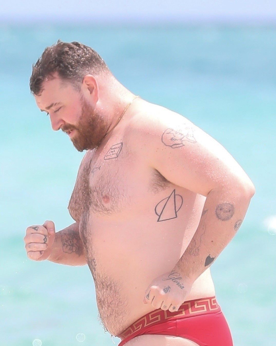 Sam Smith relaxes on the beach. Paparazzi photos